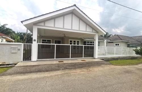 Batu Pahat Villa | Relax at Batu Pahat Karaoke Villa with BBQ & Family Fun