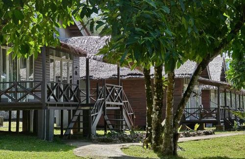 Sinabang Hotel | Unforgettable BatuRundung Surf Resort with Ocean View Pool