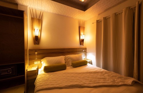 Thulusdhoo Island House | Explore Batuta Maldives Fourson: Family-Friendly Retreat
