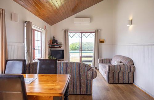 Naracoopa Hotel | Oceanfront Baudins Accommodation with Breakfast & Fireplace