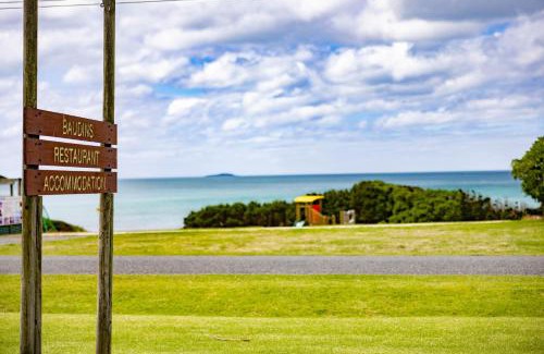Naracoopa Hotel | Oceanfront Baudins Accommodation with Breakfast & Fireplace