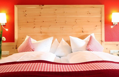Waldulm Apartment | Cozy Bauern Zimmer Superior: Breakfast & Family-Friendly Stay