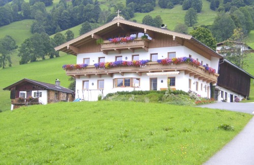 Moosen House | Guest Favorite: Bauernhof Hundbichl with Hot Tub & Pets Welcome