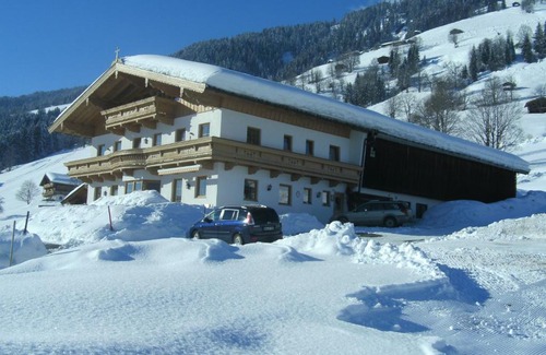 Moosen House | Guest Favorite: Bauernhof Hundbichl with Hot Tub & Pets Welcome
