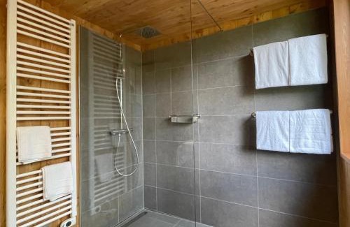 Annweiler am Trifels House | Baumwipfelhaus: Pet-Friendly Retreat with Top Guest Ratings