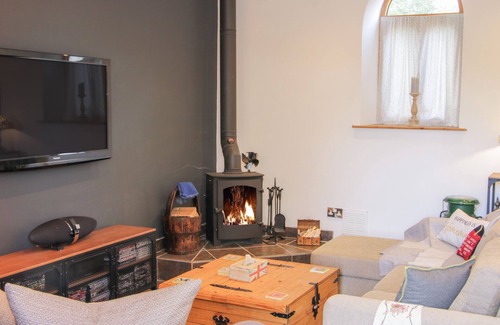 Crew Green Cottage | Romantic Bausley Chapel Cottage with Breakfast in Halfway House