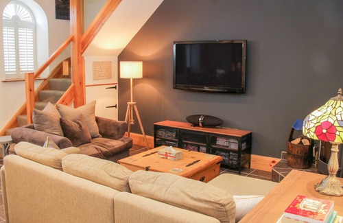Crew Green Cottage | Romantic Bausley Chapel Cottage with Breakfast in Halfway House