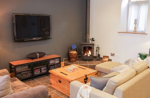 Crew Green Cottage | Romantic Bausley Chapel Cottage with Breakfast in Halfway House