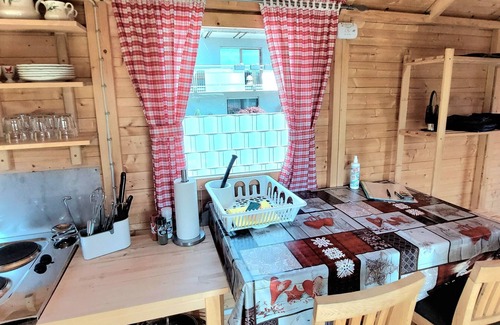 Kleinbreitenbach House | Idyllic Bauwagen Retreat for Two in Peaceful Surroundings