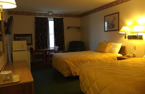Baxter Springs Hotel | Budget-Friendly Baxter Inn with Family and Pet Amenities