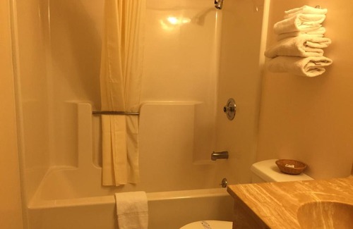 Baxter Springs Hotel | Budget-Friendly Baxter Inn with Family and Pet Amenities