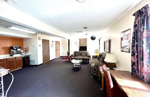 Baxter Springs Hotel | Budget-Friendly Baxter Inn: Pet & Child Friendly Stay