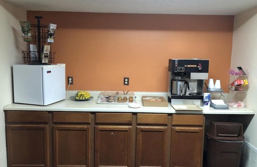 Baxter Springs Hotel | Budget-Friendly Baxter Inn: Pet & Child Friendly Stay