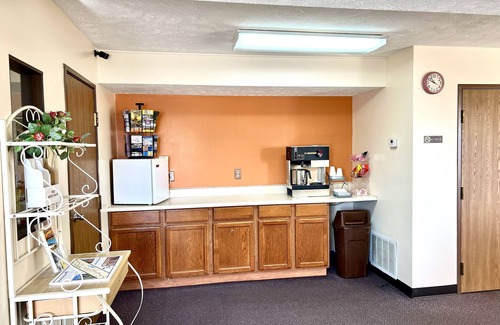 Baxter Springs Hotel | Budget-Friendly Baxter Inn with Spa and Breakfast Options