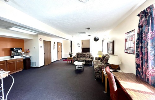 Baxter Springs Hotel | Budget-Friendly Baxter Inn with Spa and Breakfast Options