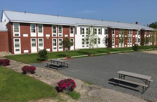 Sherman Station Hotel | Cozy Baxter Park Inn: Family-Friendly with Pool & Hot Tub