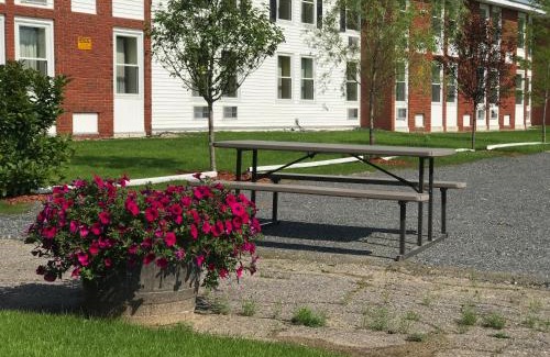 Sherman Station Hotel | Cozy Baxter Park Inn: Family-Friendly with Pool & Hot Tub
