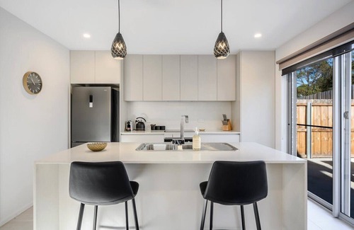 Blackmans Bay Villa | Modern 2 Bedroom Retreat Just 15 Minutes from CBD