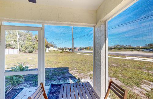 Bay Acres Apartment | Bay Acres Bungalow: Family & Pet-Friendly Retreat