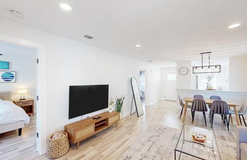 Bay Acres House | Bay Acres Bungalow - Pet and Child Friendly Retreat