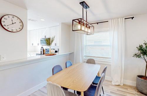 Bay Acres House | Bay Acres Bungalow - Pet and Child Friendly Retreat