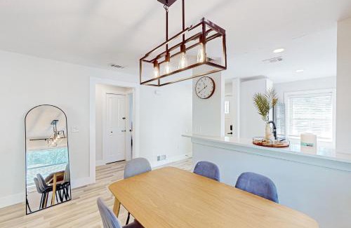 Bay Acres House | Bay Acres Bungalow - Pet and Child Friendly Retreat