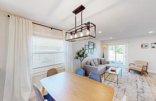 Bay Acres House | Bay Acres Bungalow - Pet and Child Friendly Retreat