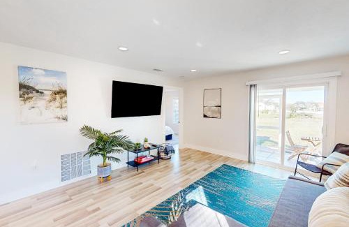 Bay Acres House | Bay Acres Bungalow: Family & Pet-Friendly Getaway Awaits