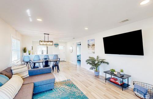 Bay Acres House | Bay Acres Bungalow: Family & Pet-Friendly Getaway Awaits