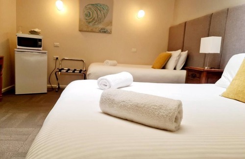 Sanctuary Point Hotel | Cozy Bay and Basin: Family-Friendly with Ocean Views