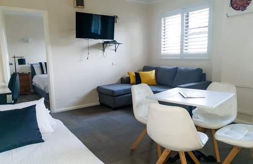 Sanctuary Point Hotel | Cozy Bay and Basin: Family-Friendly with Ocean Views