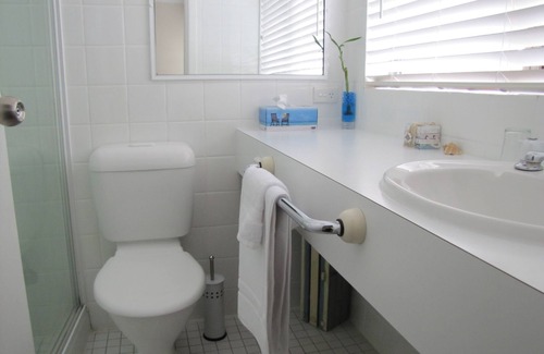 Sanctuary Point Hotel | Cozy Bay and Basin: Family-Friendly with Ocean Views