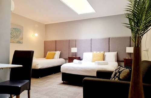 Sanctuary Point Hotel | Cozy Bay and Basin: Family-Friendly with Ocean Views