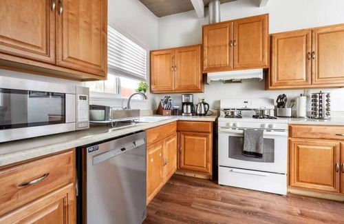 Tennyson - Alquire House | Gateway to SFO: Relax with Pool Table, BBQ & Spa