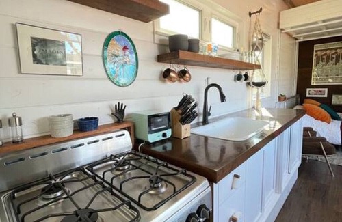 North and East House | Bay Area Tiny House Retreat: 10/10 Guest Reviews & Spa