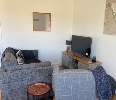 Freshwater Ski Chalet | Cozy Bay - Brambles Chine, Colwell Bay with Ocean Views