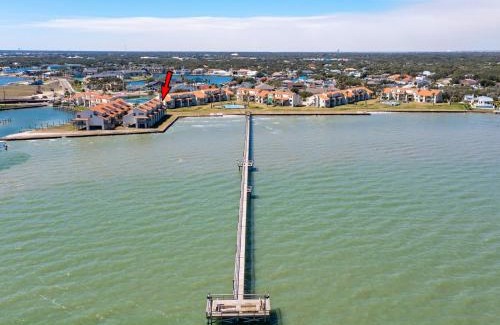 Harbor Oaks Apartment | Bay Breeze Bungalow: Family-Friendly Retreat with Pool