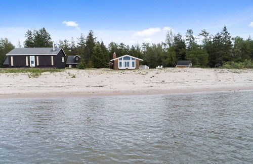 Carp Lake Cottage | Beachfront Bliss with Wifi & Ocean Views - Guest Rated 9.6
