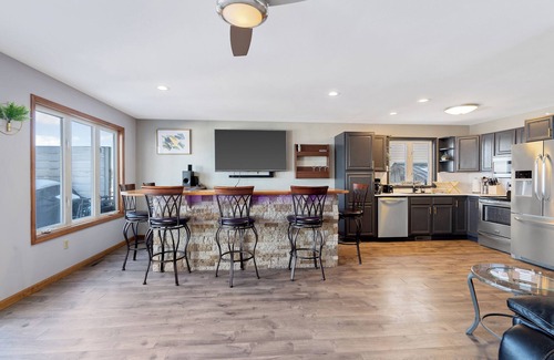 Brewerton House | Relax at Bay-breeze Inn on Beautiful Oneida Lake