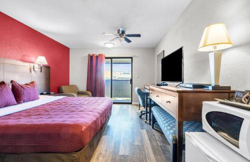 Seaside Hotel | Family-Friendly Bay Breeze Inn with Great Reviews
