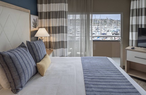 La Playa Hotel | Discover Bay Club Hotel & Marina: Family-Friendly Retreat