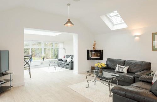 Boughton House | Elegant Bay Cottage: Family-Friendly Retreat with Hot Tub