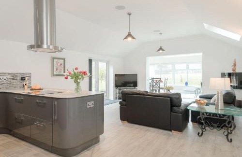 Boughton House | Elegant Bay Cottage: Family-Friendly Retreat with Hot Tub