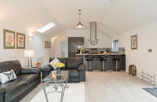 Boughton House | Elegant Bay Cottage: Family-Friendly Retreat with Hot Tub