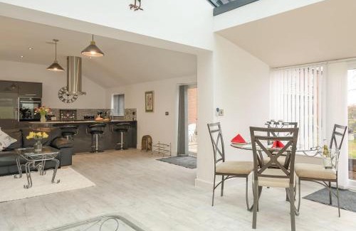 Boughton House | Elegant Bay Cottage: Family-Friendly Retreat with Hot Tub