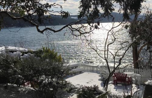 Adelma Beach House | Bay Cottage Getaway: Beachfront Retreat with Ocean Views