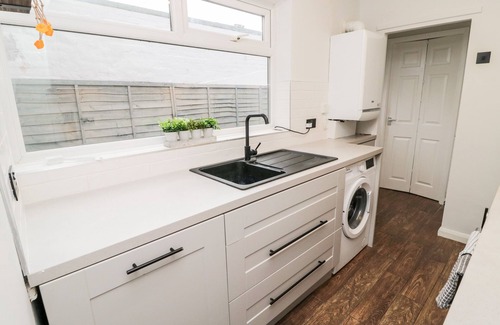 Cullercoats Cottage | Bay Cottage: Pet-Friendly Retreat with Ocean Views in Cullercoats