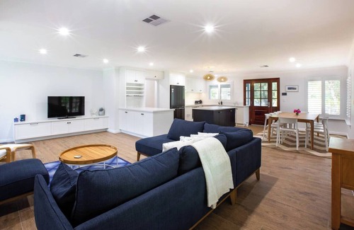 Quindalup House | Bay Cottage - Guest Rated 9.8, Oceanfront & Pet Friendly