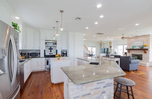 El Lago House | Unforgettable Bay Front Views & Fishing Pier Near NASA