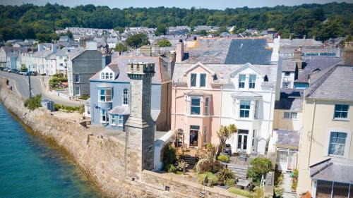 Beaumaris House | Pet-Friendly Bay House: Guest Rated 10/10 for Families